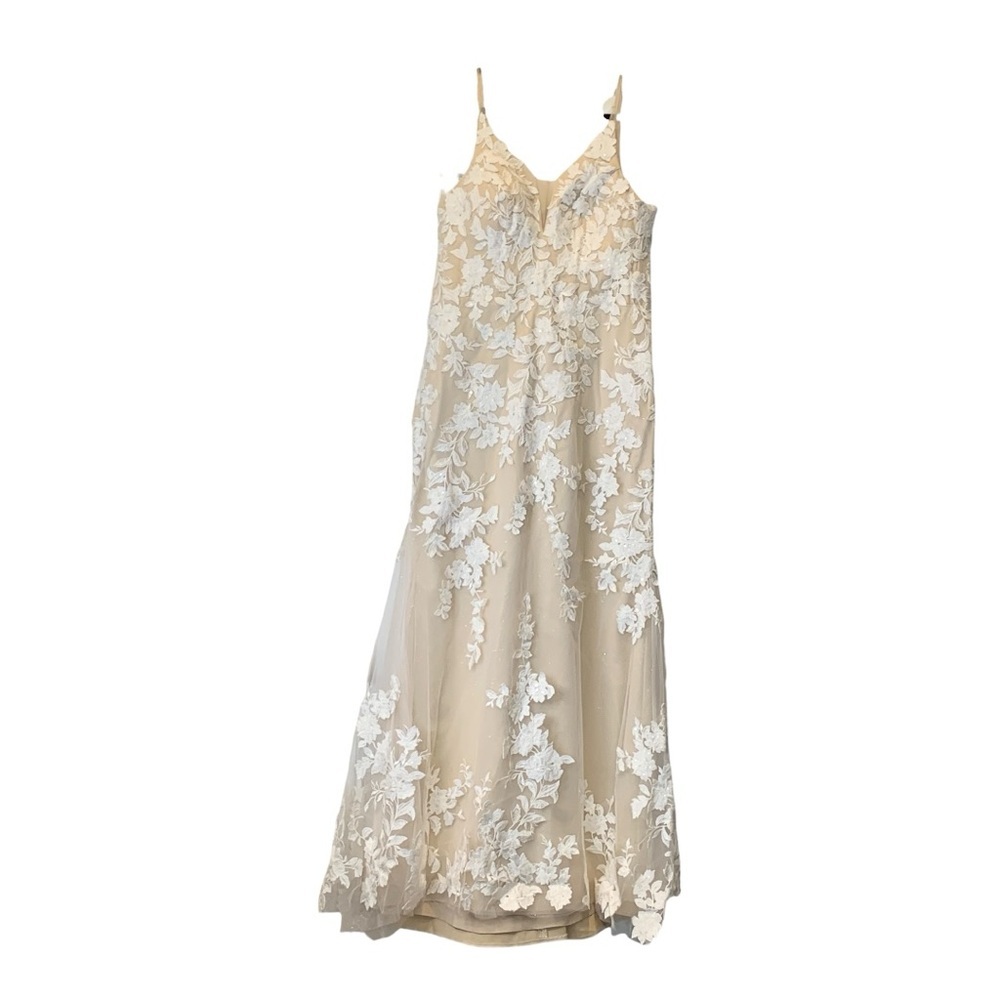 Wedding dress New without Tags No brand
Lace with sheath V-neck. Gorgeous! - Picture 3 of 10